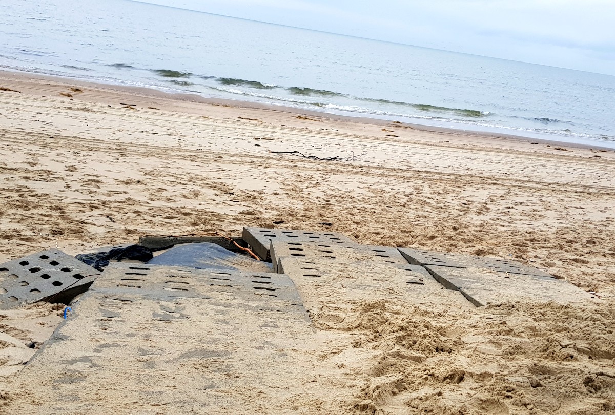 uszkodzone zejścia na plażach Mierzei Wiślanej