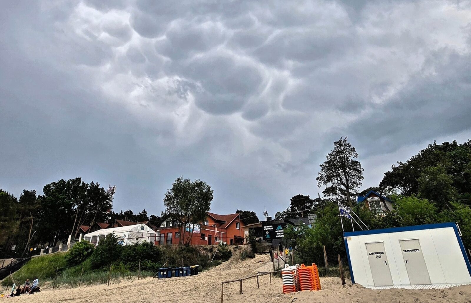 Chmury mammatus. Niecodzienne zjawisko w stegnie Chmury mammatus nad plażą w Stegnie